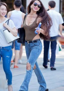 ​街拍: 穿低胸装丰满的小姐姐, 雪白傲人的上围, 完美了