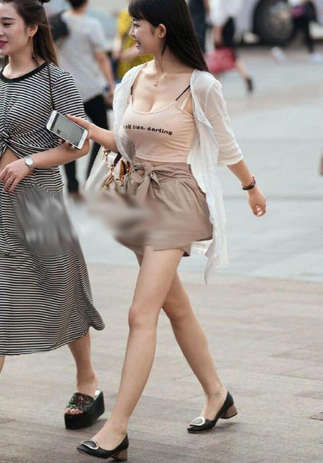 街拍: 穿低胸装丰满的小姐姐, 雪白傲人的上围, 完美了