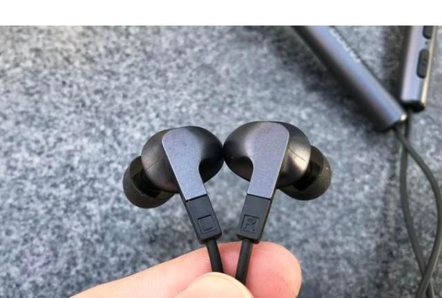 耳机上的L是左边还是右边