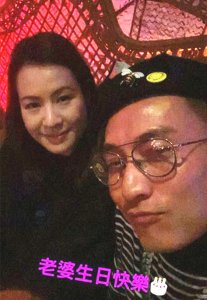 ​43岁陈山聪近照，与二婚妻子同框一脸陶醉，曾差点成为赌王女婿