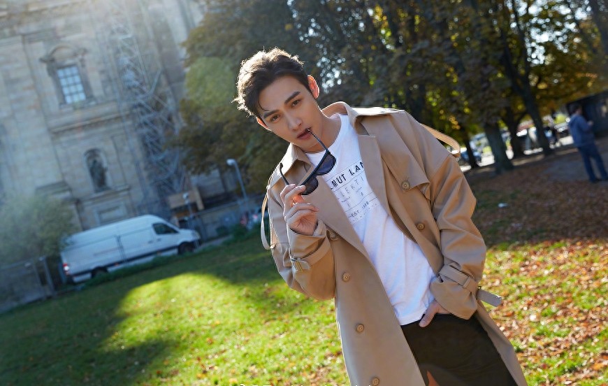 张彬彬秋日写真大片，风流倜傥有型有款，满满的荷尔蒙气息