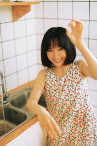 ​卜冠今夏日吃瓜写真，身穿碎花长裙，搭配清透日系妆容