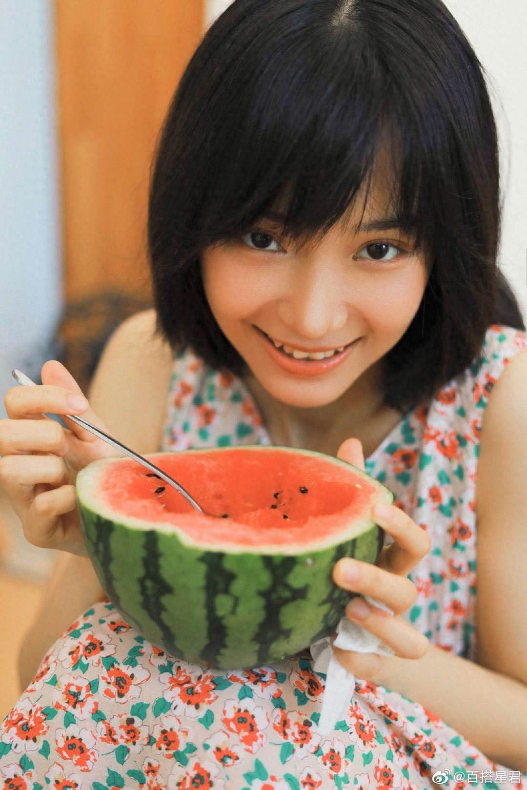 卜冠今夏日吃瓜写真，身穿碎花长裙，搭配清透日系妆容