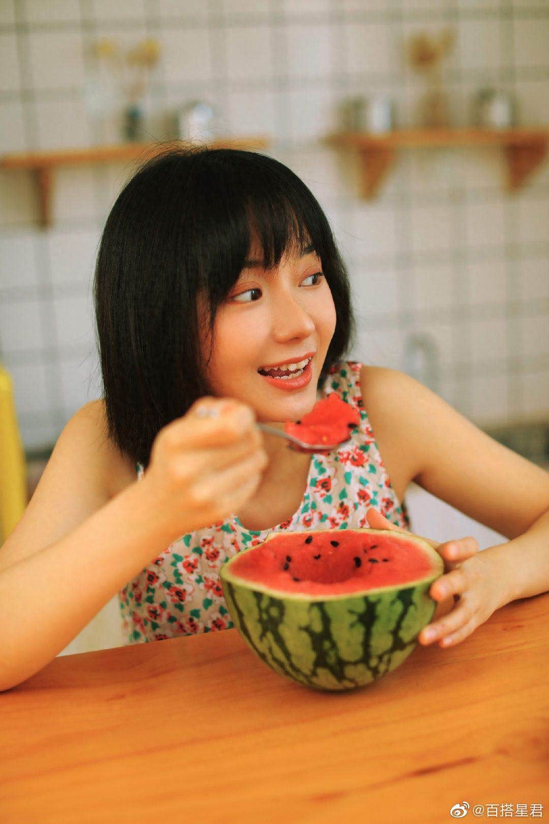 卜冠今夏日吃瓜写真，身穿碎花长裙，搭配清透日系妆容