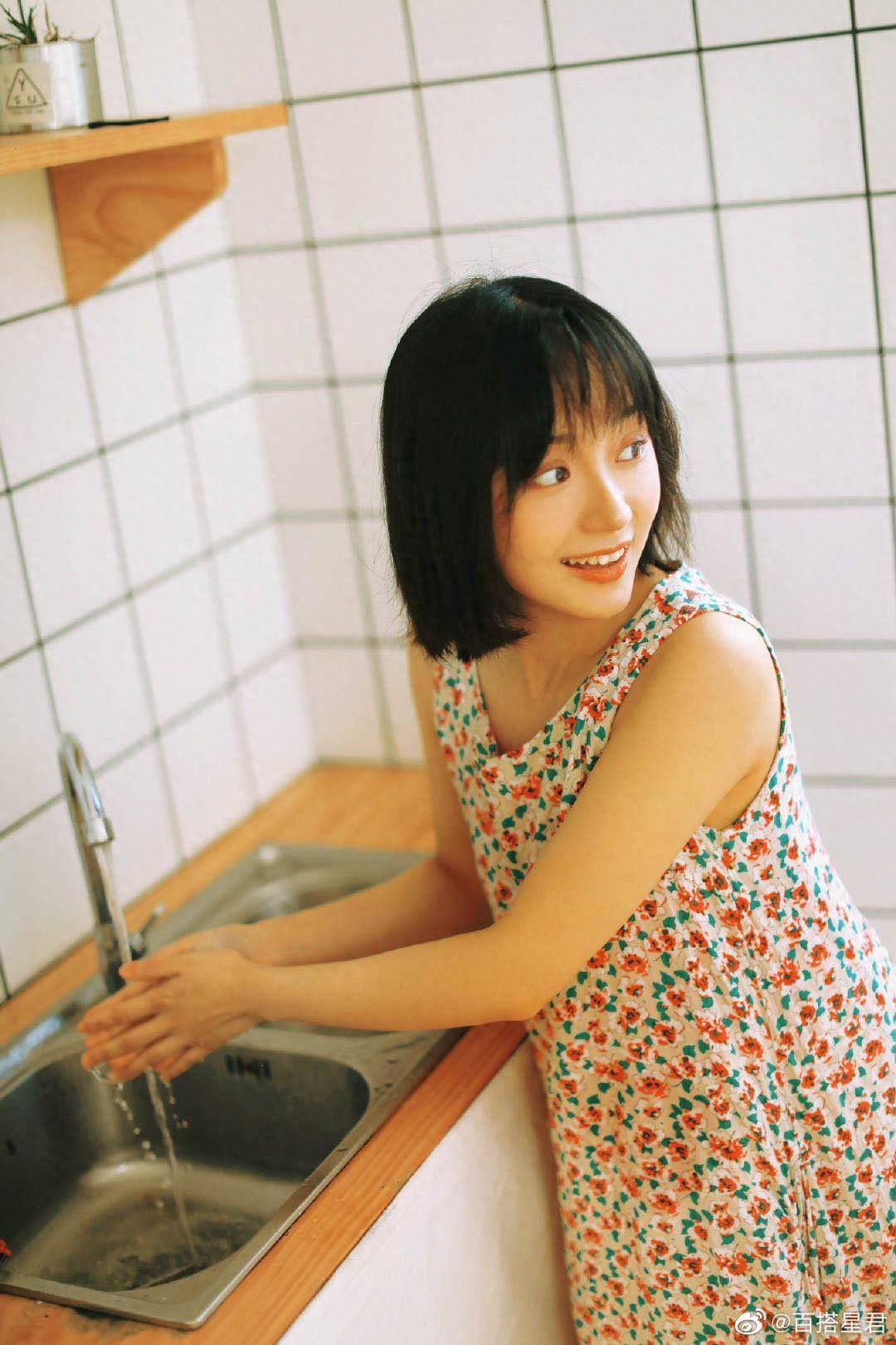 卜冠今夏日吃瓜写真，身穿碎花长裙，搭配清透日系妆容