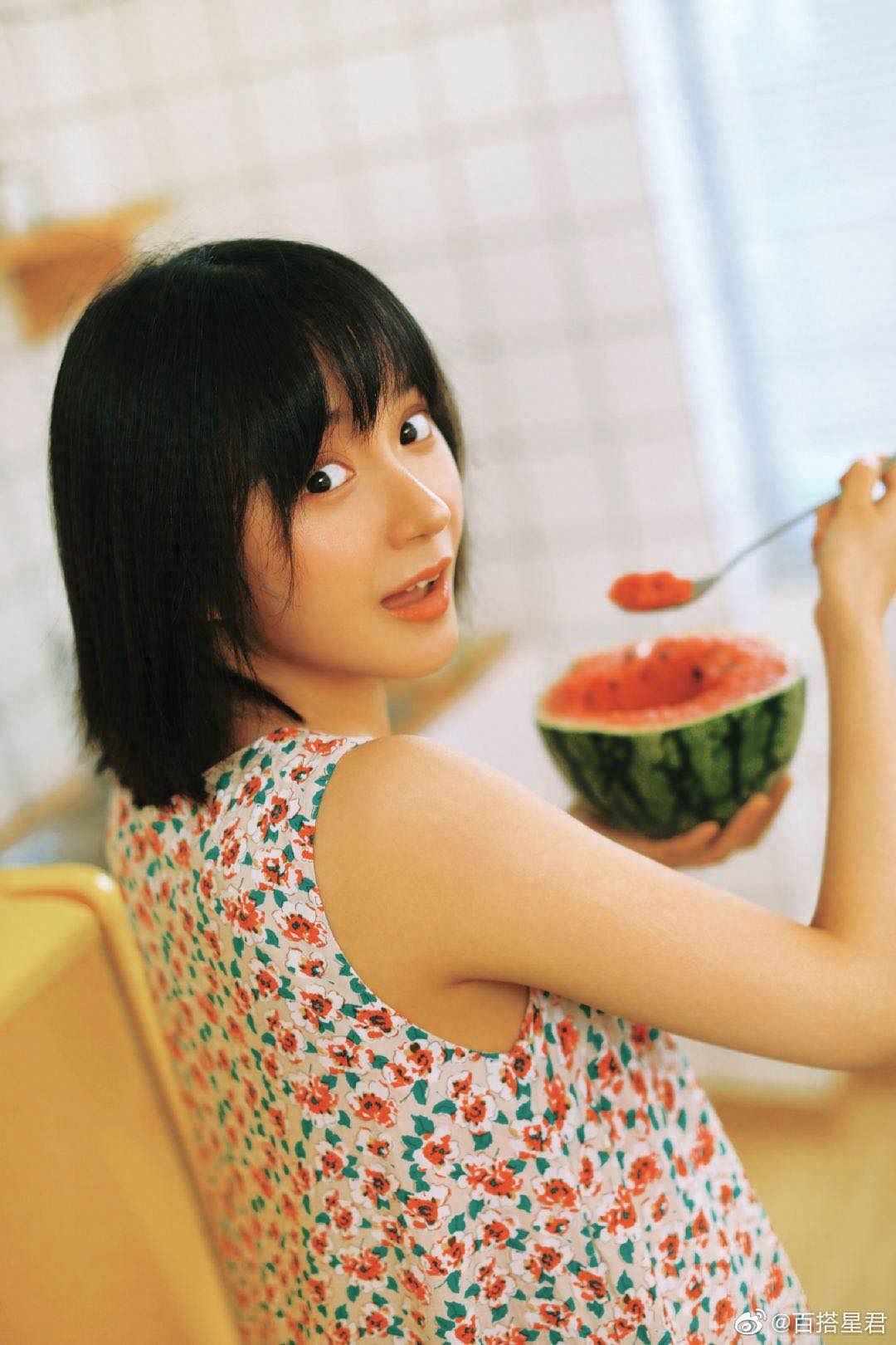 卜冠今夏日吃瓜写真，身穿碎花长裙，搭配清透日系妆容
