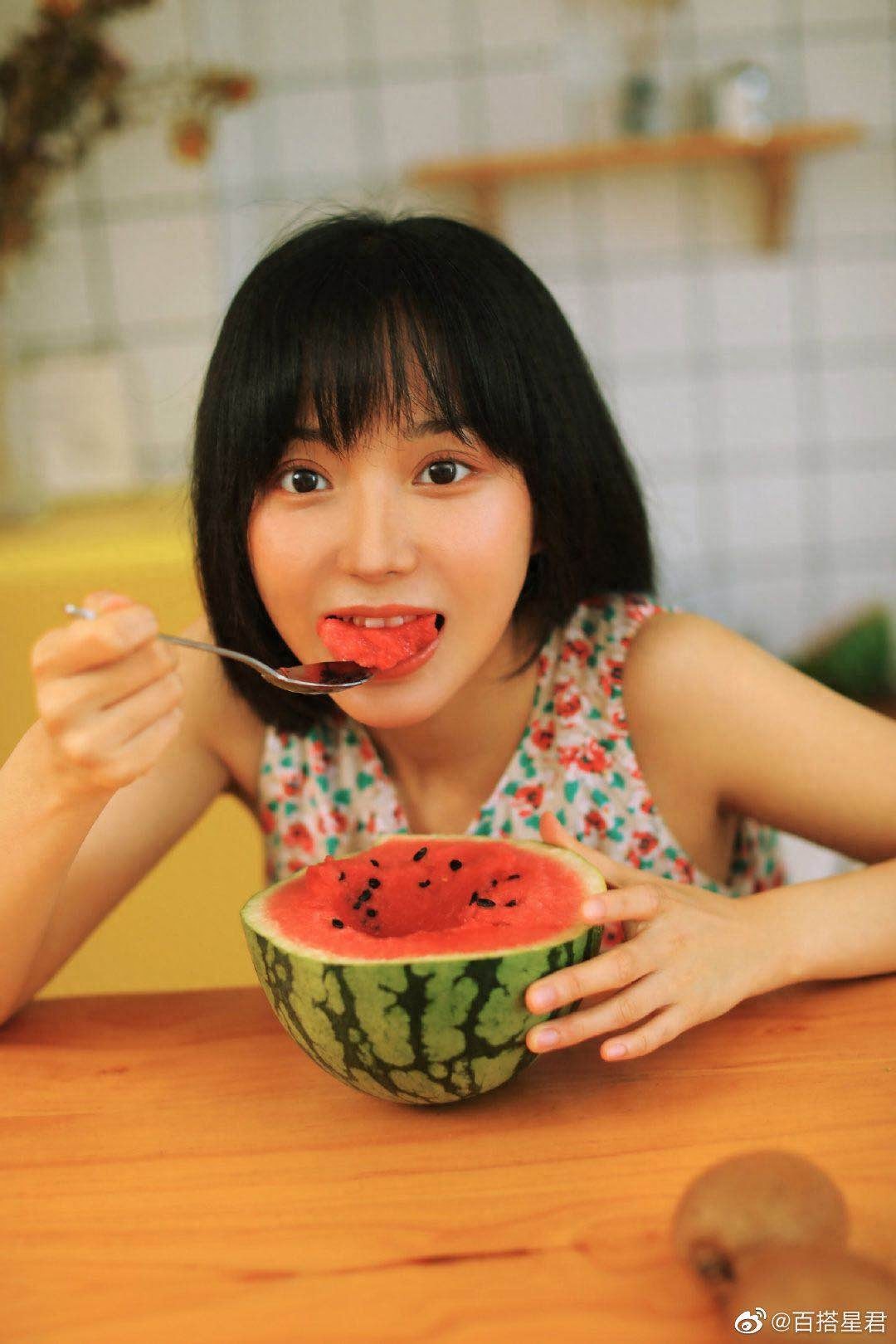 卜冠今夏日吃瓜写真，身穿碎花长裙，搭配清透日系妆容