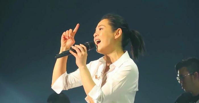 刘若英鞠躬深情献唱一首《后来》,全场哭着大合唱,场面感人!