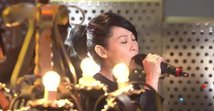 刘若英鞠躬深情献唱一首《后来》,全场哭着大合唱,场面感人!