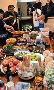 ​刘欢夫妇家宴罕见曝光：10几人喝酒唱歌，吉克隽逸穿衣暴露引争议