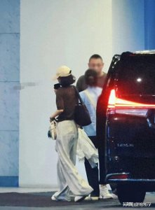 ​36岁赵丽颖机场照，咖啡色针织衫配白色桑蚕丝裤，休闲又高级