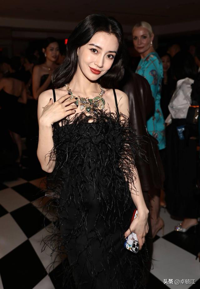 易烊千玺谷爱凌杨颖合照差距（易烊千玺杨颖谷爱凌惊喜同框）(5)