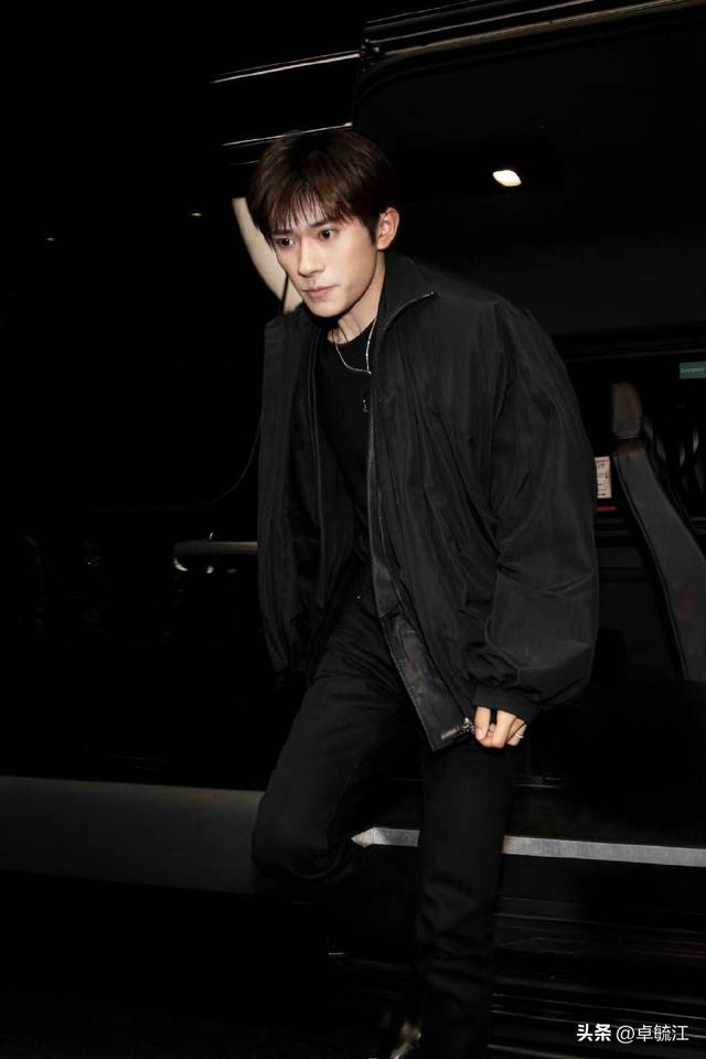 易烊千玺谷爱凌杨颖合照差距（易烊千玺杨颖谷爱凌惊喜同框）(3)