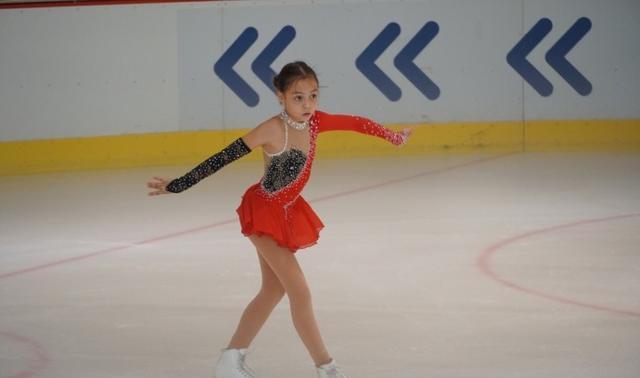 42岁陈露与54岁洋老公新照男帅女靓显年轻，混血女儿又夺冠