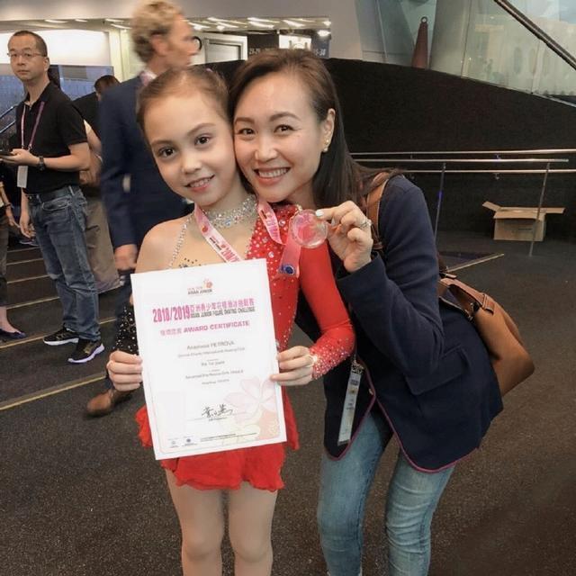 42岁陈露与54岁洋老公新照男帅女靓显年轻，混血女儿又夺冠