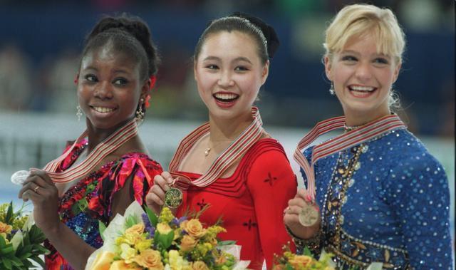 42岁陈露与54岁洋老公新照男帅女靓显年轻，混血女儿又夺冠