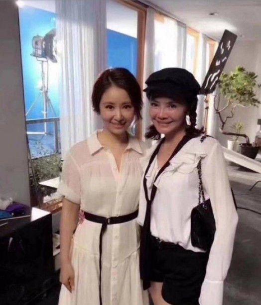 42岁林心如和71岁婆婆合照曝光,颜值不相上下,像一对姐妹