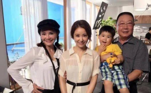 42岁林心如和71岁婆婆合照曝光,颜值不相上下,像一对姐妹