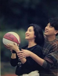 ​84岁的琼瑶近照曝光，头发乌黑脸上无皱纹，与68岁的林青霞同框也毫不逊色