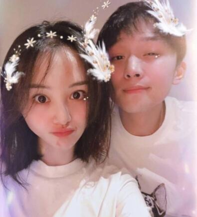 张恒与郑爽合影曝光 两人同框秀恩爱粉丝称被塞一嘴狗粮