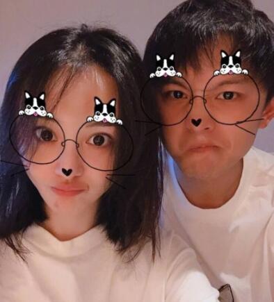 张恒与郑爽合影曝光 两人同框秀恩爱粉丝称被塞一嘴狗粮