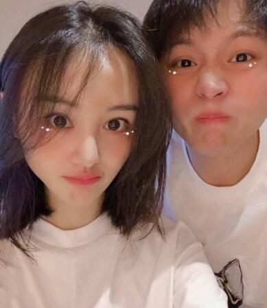 张恒与郑爽合影曝光 两人同框秀恩爱粉丝称被塞一嘴狗粮