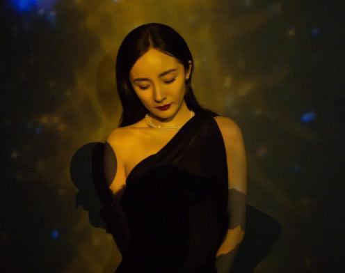 杨幂十年前旧照曝光,这就是传说中的嫩牛五方?整没整一目了然