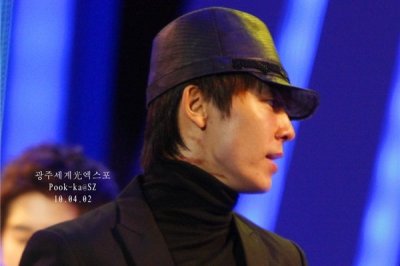 ​李东海李赫宰机场吻痕图片，非常容易引人遐想