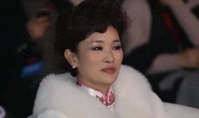 ​女富婆胡洁有多狠？前脚送巨贪前夫进监狱，后脚风光带娃嫁周立波