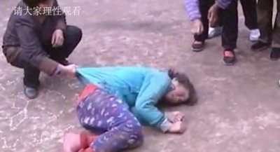 ​2008年，四川13岁少女变＂蛇娃＂，贴地匍匐行走，茹毛饮血吃活鸡