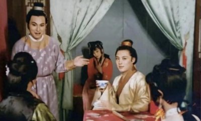 ​桃花眼的魅力：娱乐圈中那些眼神会“放电”的男星