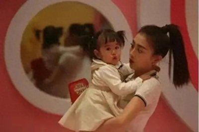 ​包贝尔的女儿又瘦又美！她恐怕是娱乐圈里最会遗传的星二代了吧！