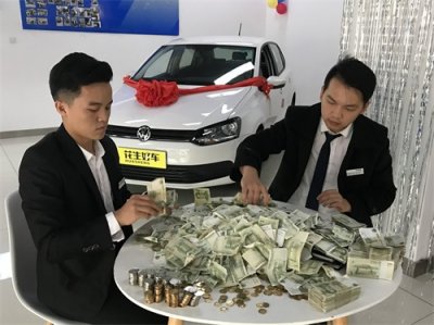 ​小伙卖唱攒一箱零钱买车 店员数钱数到“手抽筋”