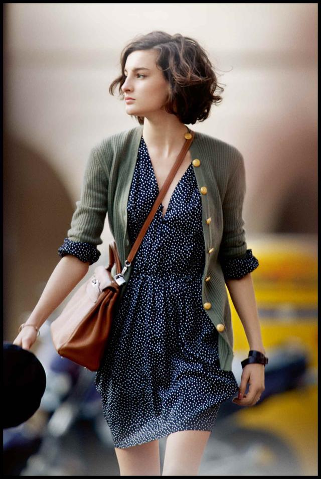 小众适合年轻女性的包包（法国女人选择的5款必备包包）(17)