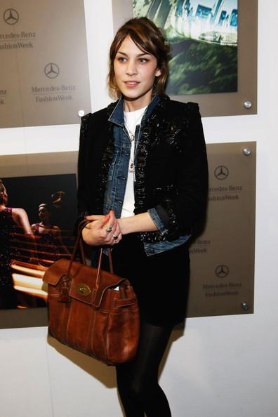 小众适合年轻女性的包包（法国女人选择的5款必备包包）(13)