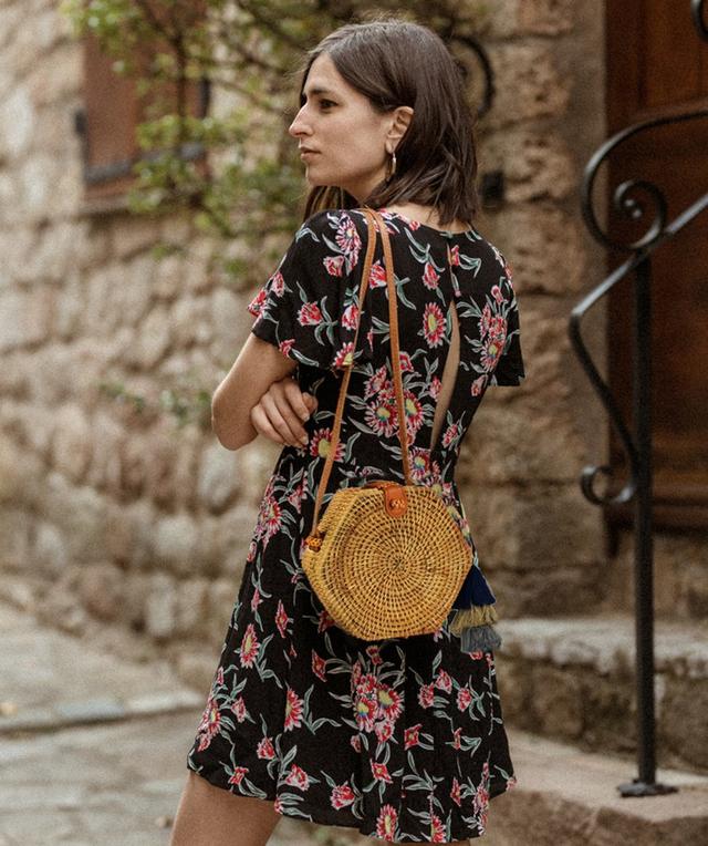 小众适合年轻女性的包包（法国女人选择的5款必备包包）(24)