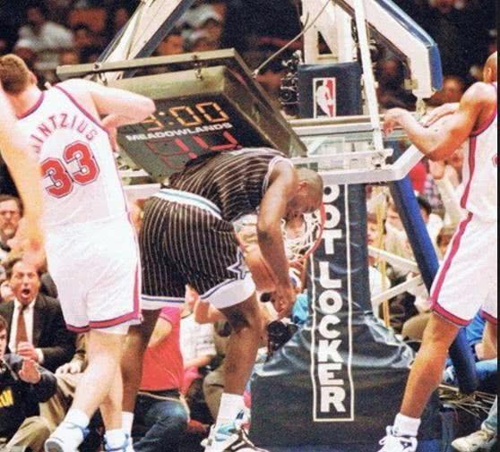 7张图感受下奥尼尔的恐怖力量,扣碎10块篮板,与巨石强森比身材