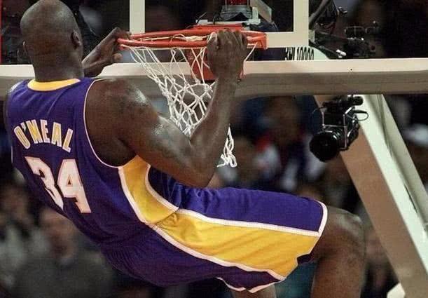 7张图感受下奥尼尔的恐怖力量,扣碎10块篮板,与巨石强森比身材