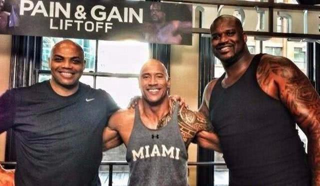 7张图感受下奥尼尔的恐怖力量,扣碎10块篮板,与巨石强森比身材