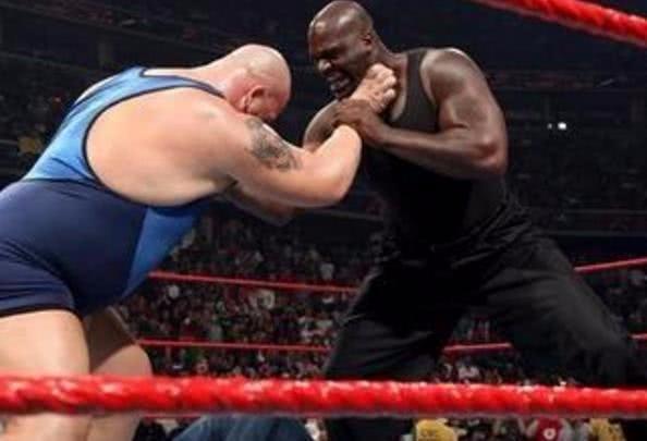 7张图感受下奥尼尔的恐怖力量,扣碎10块篮板,与巨石强森比身材