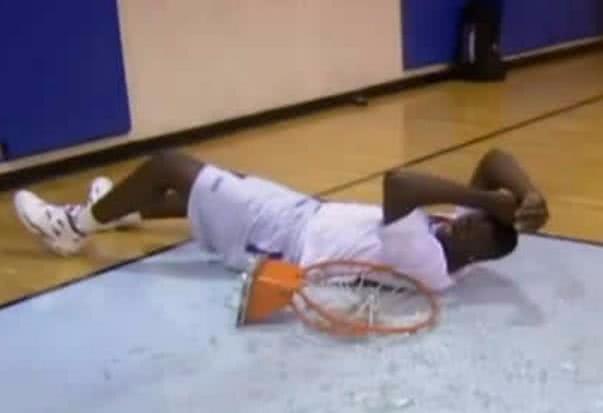 7张图感受下奥尼尔的恐怖力量,扣碎10块篮板,与巨石强森比身材