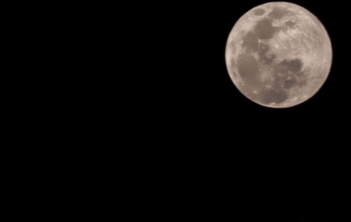 白天看到月亮怎么发朋友圈