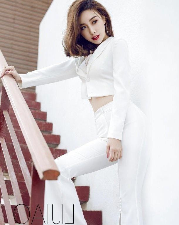 紧身打底裤给出谜一样的诱惑，叫人魂不守舍！