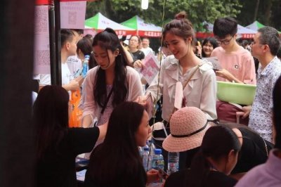 ​他高考落榜只能上专科，却在16年后成为清华教授，喜欢留络腮胡