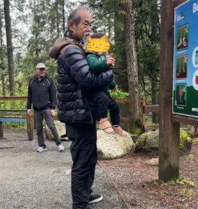 ​演员元华个人资料：全家移居国外，70岁抱孙爬山被拍，白发苍苍身姿挺拔