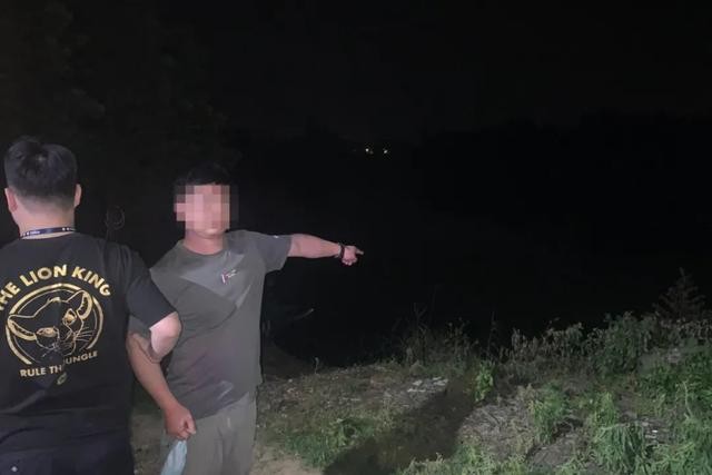 女子打110点小龙虾要求加辣 水塘里一捞拿回家煮(4)