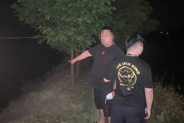 女子打110点小龙虾要求加辣 水塘里一捞拿回家煮(2)