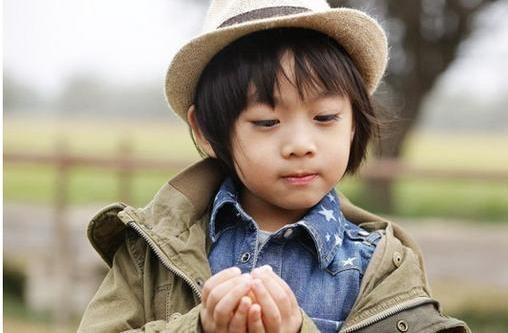 林志颖三个儿子近照：大儿子变化大，双胞胎儿子模样呆萌却有差异