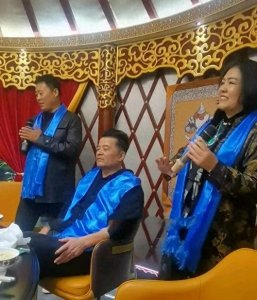 ​毕福剑与《星光大道》歌手欢聚一堂抖腿嗨唱改喝果汁养生新潮流！