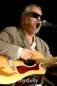 ​韩国歌手全仁权向邻居家扔瓦片被立案